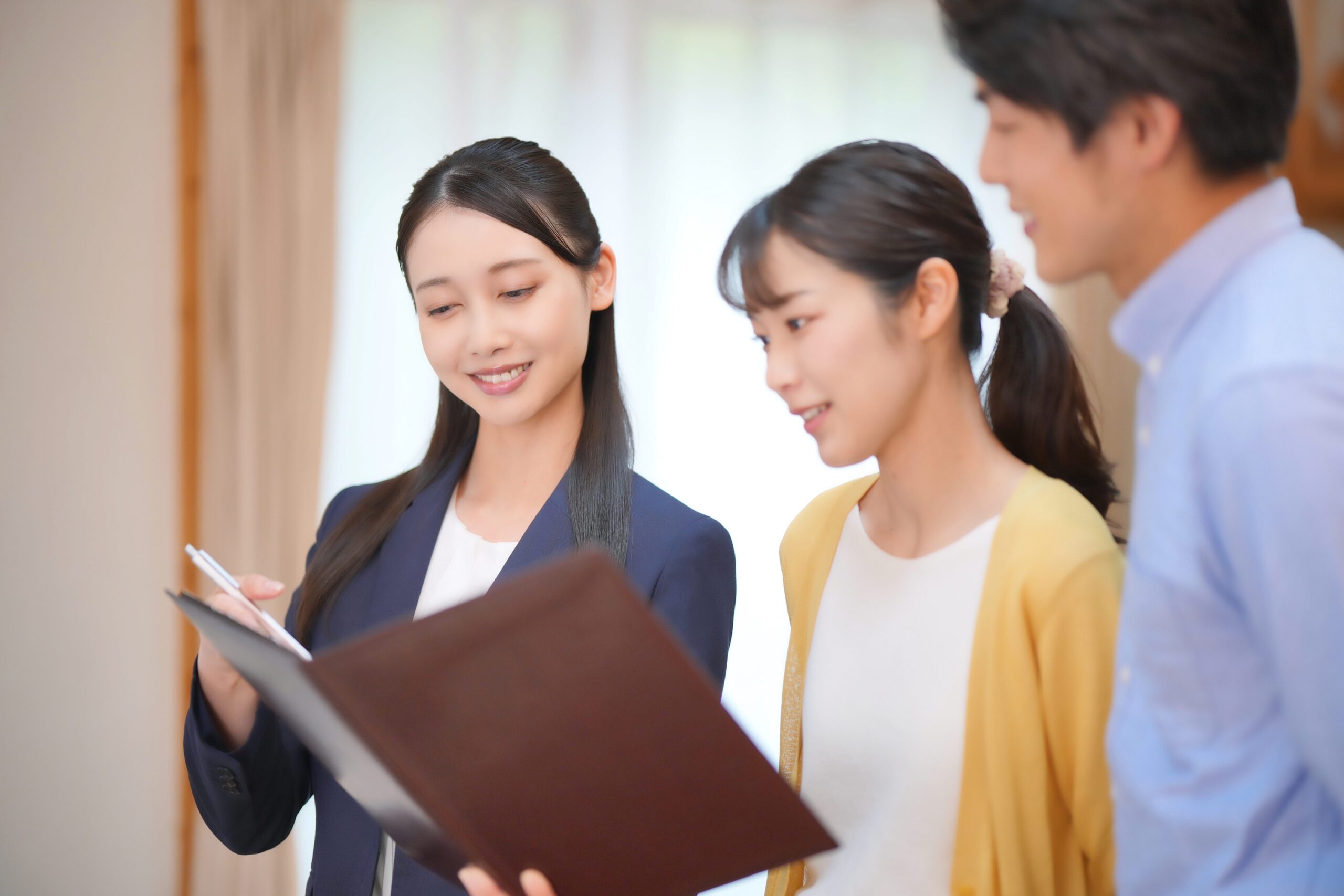 家の売却について担当者と相談する場面